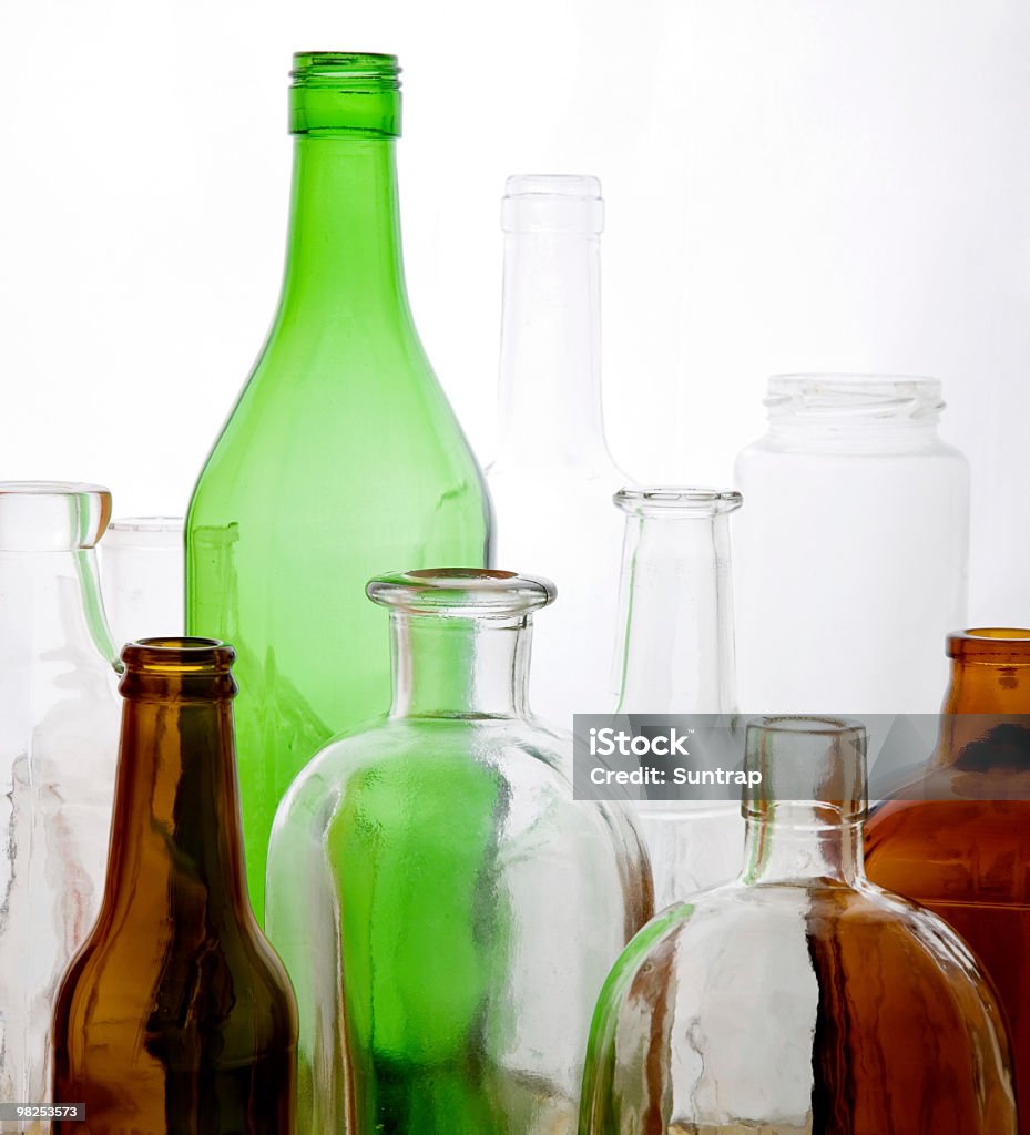 Reciclar vidrio en la forma de frascos sobre fondo blanco - Foto de stock de Botella libre de derechos