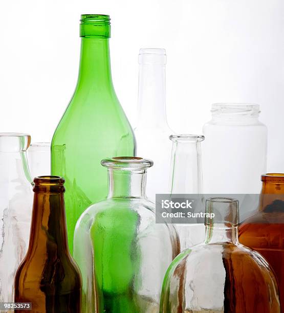 Photo libre de droit de Verre Recyclé En Forme De Bouteilles Sur Fond Blanc banque d'images et plus d'images libres de droit de Bouteille