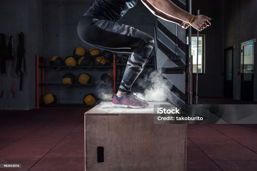 Treino de salto de caixa em cruz apto ginásio closeup - Foto de stock de Treino cruzado royalty-free