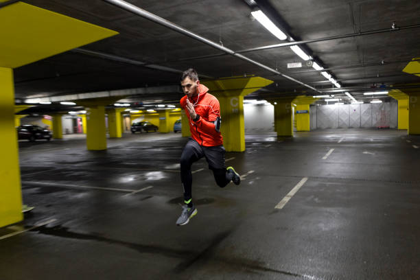 jovens corredores fazendo ronda - running sprinting blurred motion men - fotografias e filmes do acervo