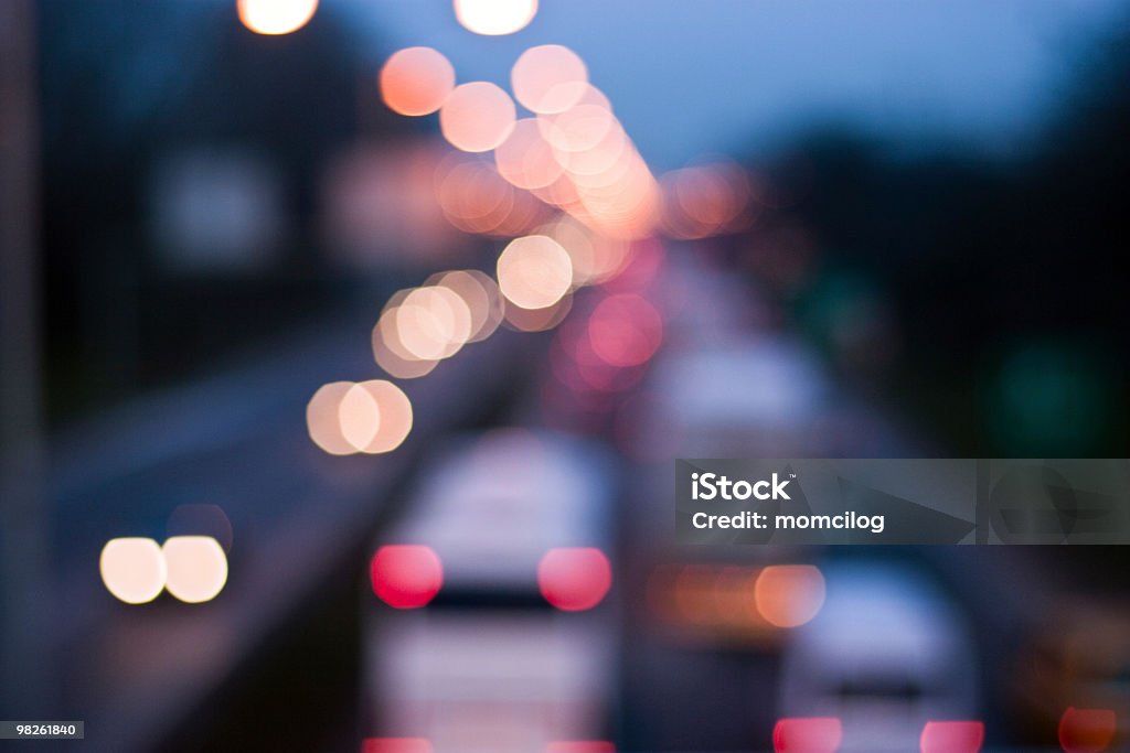 Sfocato semaforo di notte - Foto stock royalty-free di Sfocato