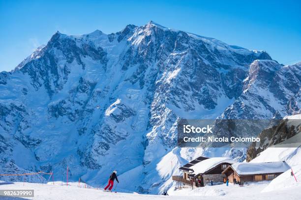 Photo libre de droit de Si La Station De Ski Macugnaga banque d'images et plus d'images libres de droit de Piémont - Piémont, Hiver, Station de ski