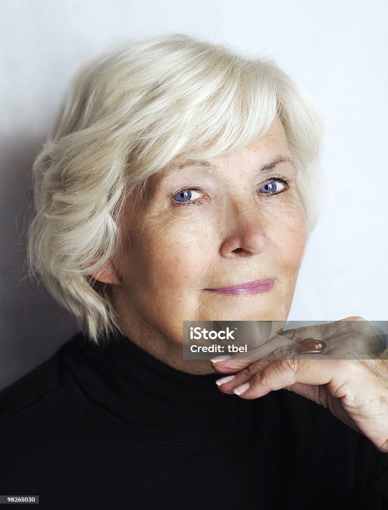 年配の女性にブラックのポロネック - 70代のロイヤリティフリーストックフォト