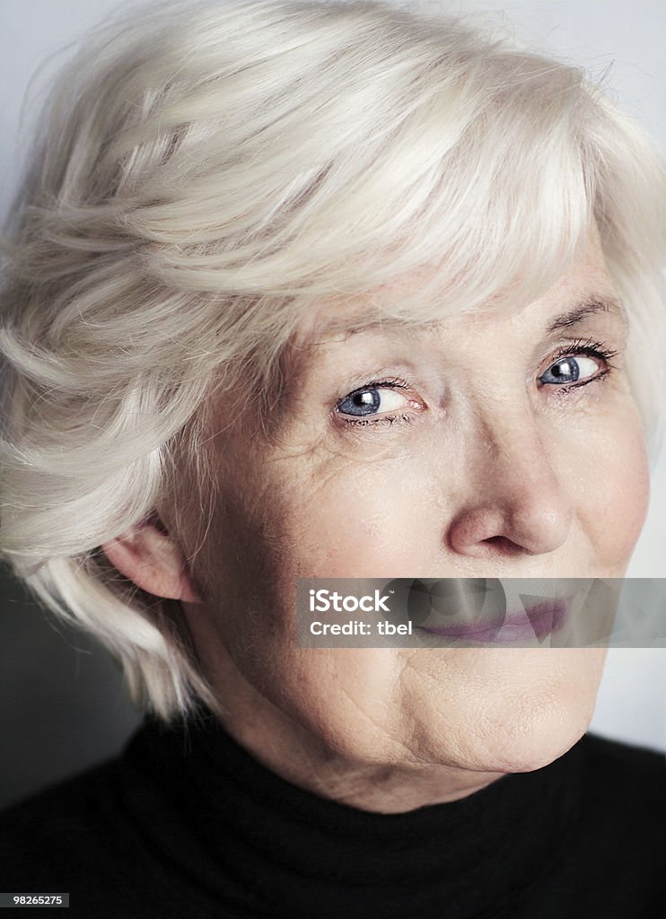 portrait de femme Senior sur fond gris - Photo de Adulte libre de droits