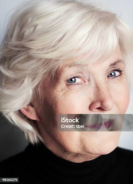 Senior Donna Ritratto Su Sfondo Grigio - Fotografie stock e altre immagini di Adulto - Adulto, Adulto in età matura, Allegro