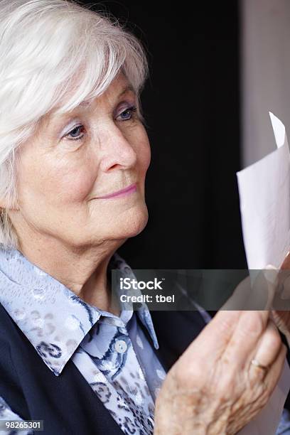 Idosa A Leitura - Fotografias de stock e mais imagens de Carta - Documento - Carta - Documento, Ler, Mulheres Idosas