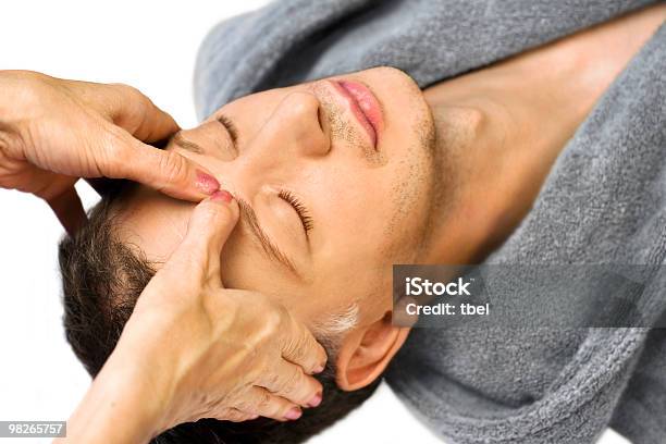 Mann Liegt Kommt Massage Reiki Akupressur Auf Seinem Gesicht Stockfoto und mehr Bilder von Kopfmassage