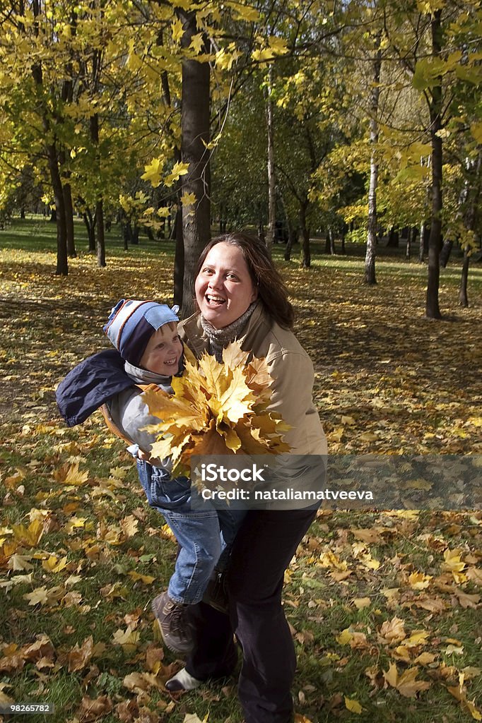 Madre e hijo en otoño parque - Foto de stock de Abrazar libre de derechos