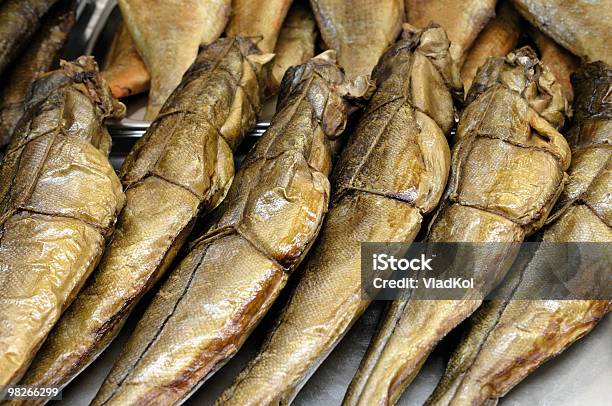 Quente Peixes Fumados Defumados - Fotografias de stock e mais imagens de Arenque defumado - Arenque defumado, Balcão de Pagamento, Charcutaria