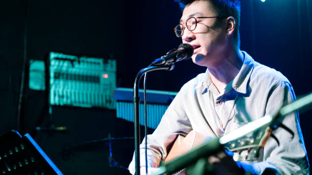 canta un cantante masculino en el bar de música china. - suit jeans men musician fotografías e imágenes de stock