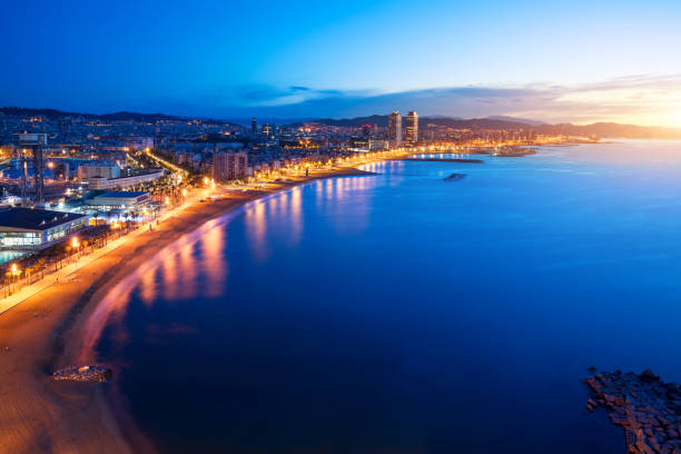 vista aérea da praia de barcelona, em noite de verão, beira-mar em barcelona, espanha. mar mediterrâneo, na espanha. - port de barcelona catalonia spain barcelona city - fotografias e filmes do acervo