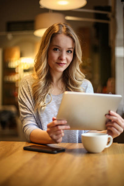 istock Girl with a tablet in a bar 982711196