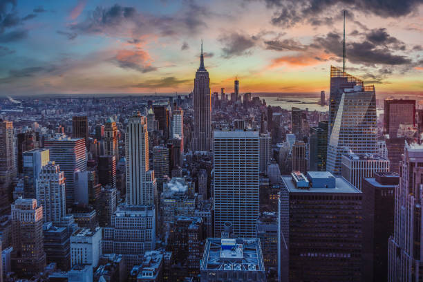 ニューヨーク、ニューヨーク、アメリカ合衆��国 - dramatic sky architecture new york state sunset ストックフォトと画像