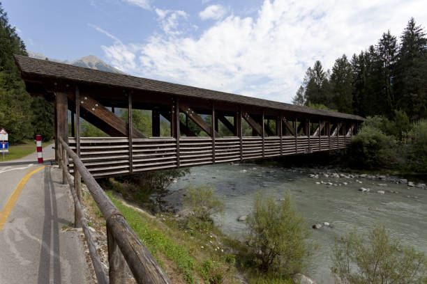 ponte di legno sul fiume - gigifoto foto e immagini stock