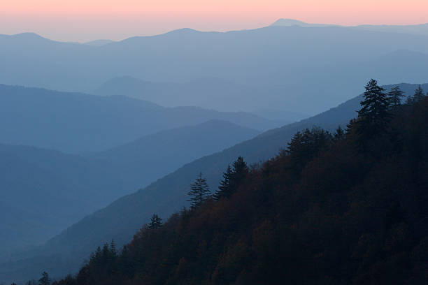 nascer do sol layerd smokies - great smoky mountains great smoky mountains national park mountain smoke imagens e fotografias de stock