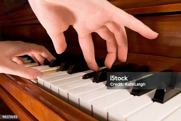 Играет На Пианино Мелкий Dof — стоковые фотографии и другие картинки Белый - Белый, Большой палец руки, Выступление