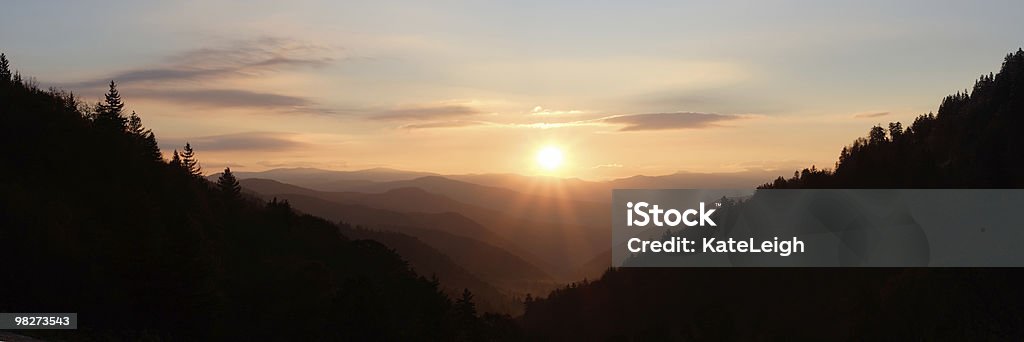 Rising Sun over Mountain Valley - Foto de stock de Aire libre libre de derechos