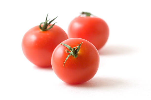 drei tomaten auf weiß - campari stock-fotos und bilder