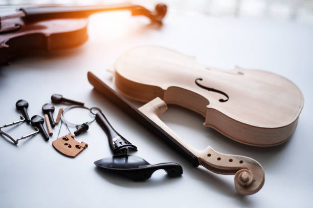 il violino grezzo messo su sfondo bianco, sfondo di design chiaro sfocato - workshop old fashioned old instrument maker foto e immagini stock