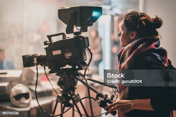 Detrás De La Escena Actor Frente A La Cámara Foto de stock y más banco de imágenes de Largometrajes - Largometrajes, Sala de cine, Industria cinematográfica