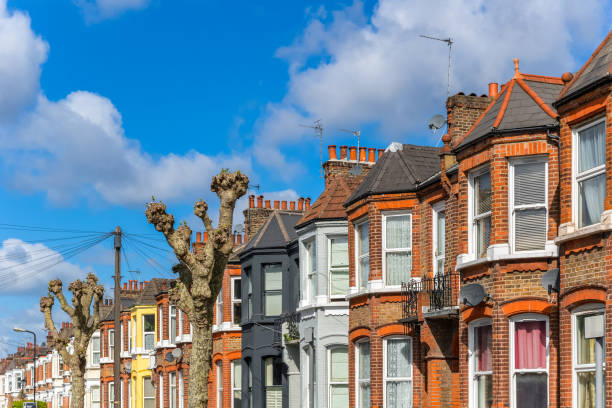 붉은 벽돌 테라스 영국 런던에 있는 집 - row house house uk real estate sign 뉴스 사진 이미지