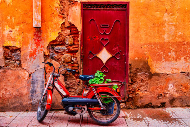 bicicleta na medina de marrakech, marrocos - moroccan tannery - fotografias e filmes do acervo