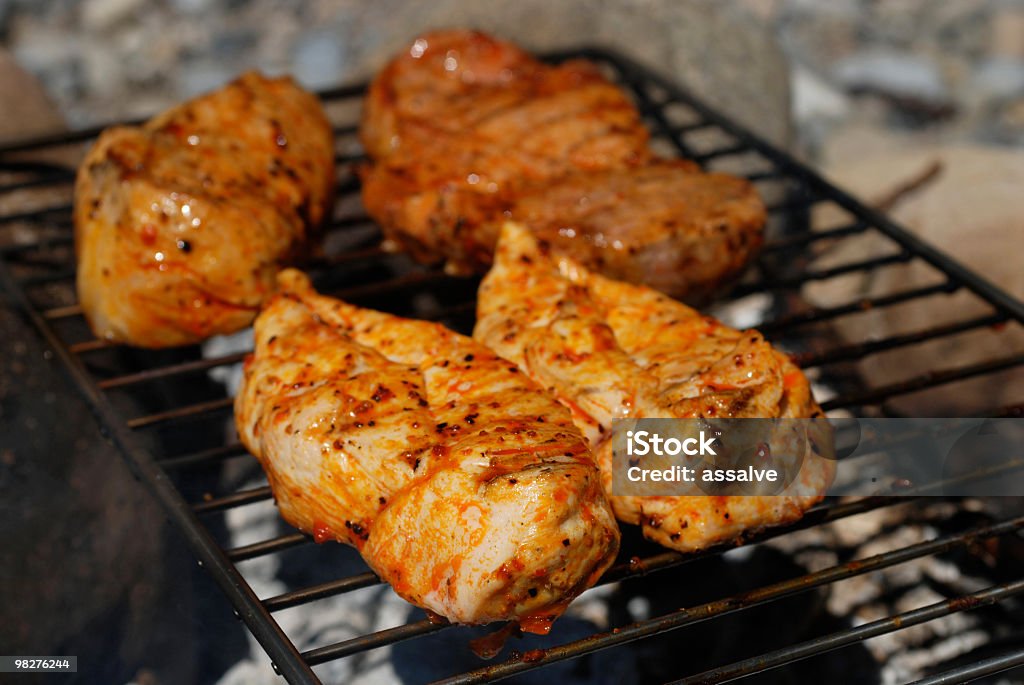 Pechuga de pollo a la parrilla y steacks en un fogón natural - Foto de stock de Aire libre libre de derechos