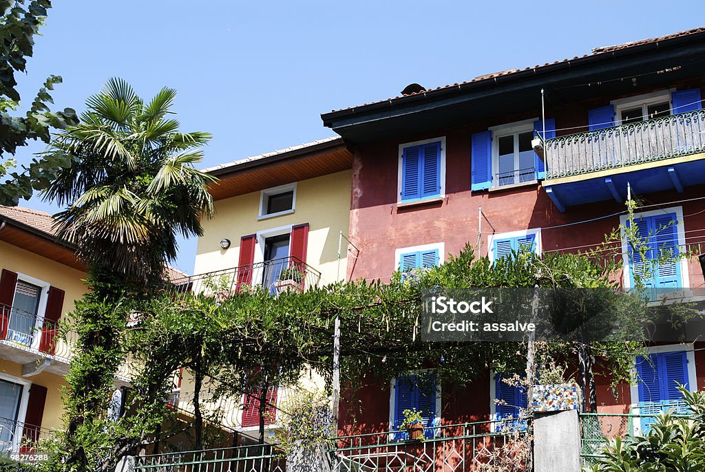 Piazza bunten Häuser mit Palmen und Wein Restaurant "pergola" - Lizenzfrei Dorf Stock-Foto