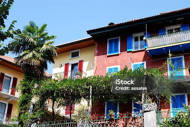 Piazza Bunten Häuser Mit Palmen Und Wein Restaurant Pergola Stockfoto und mehr Bilder von Dorf