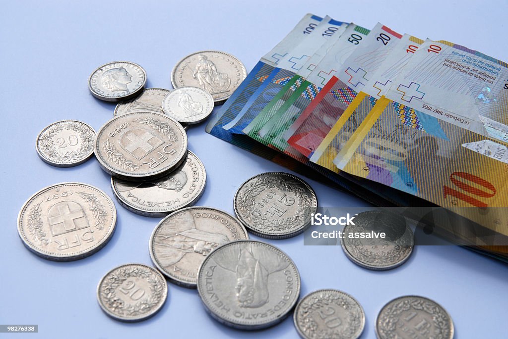 Pile de billets et des pièces de francs suisses - Photo de Billet de francs suisses libre de droits