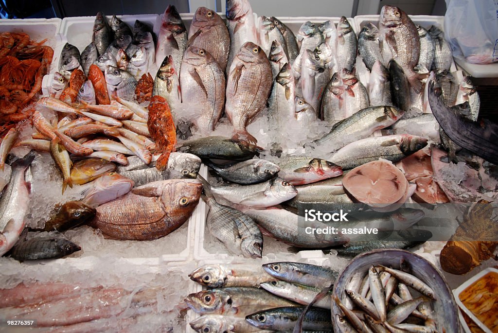 Fischmarkt mit vielen verschiedenen frischen Fisch - Lizenzfrei Languste Stock-Foto