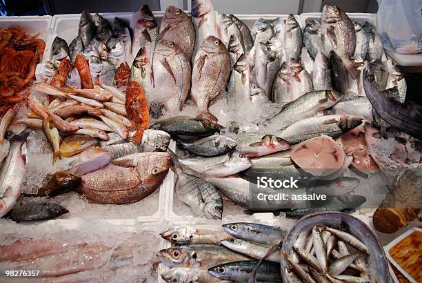 Fischmarkt Mit Vielen Verschiedenen Frischen Fisch Stockfoto und mehr Bilder von Languste - Languste, Alkoholisches Getränk, Auslage