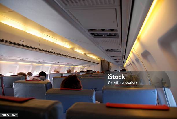 El Interior De Un Avión Durante Un Vuelo Foto de stock y más banco de imágenes de Adulto - Adulto, Aislado, Asiento