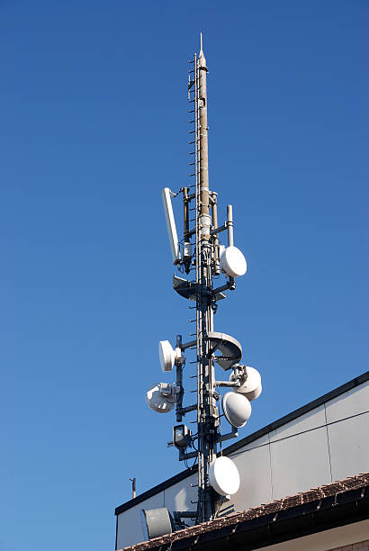 antena de transmisión contra el cielo azul - hausdach fotografías e imágenes de stock