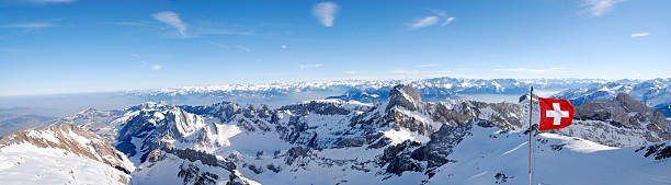schweizer flagge im wind (xxl) über panoramablick auf die berge - apres ski snow winter european alps stock-fotos und bilder