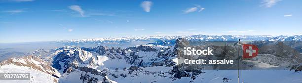 Bandiera Della Svizzera Nel Vento Su Vista Panoramica Sulle Montagne - Fotografie stock e altre immagini di Svizzera