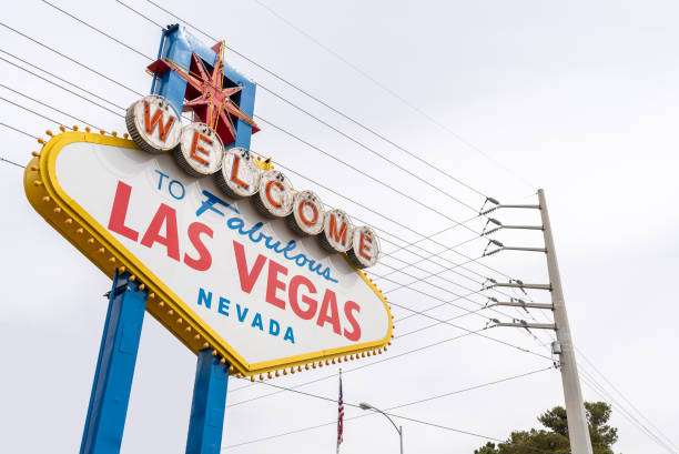 famoso cartel de las vegas - welcome to fabulous las vegas sign las vegas metropolitan area famous place night fotografías e imágenes de stock