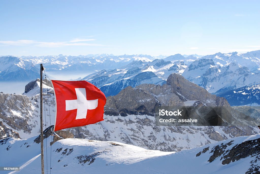 스위스 flagg over 스위스 알프스 - 로열티 프리 스위스 국기 스톡 사진