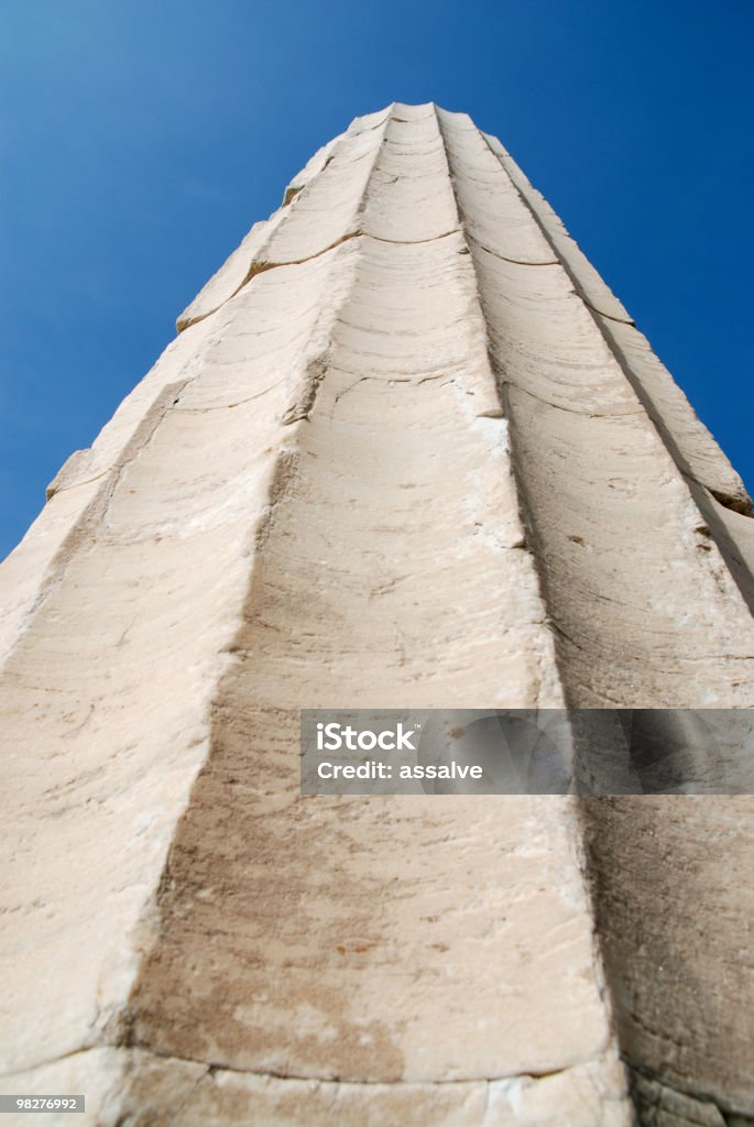 Vista de ángulo bajo de dórico columna a la Acrópolis - Foto de stock de Acrópolis - Atenas libre de derechos