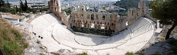 панорамный вид из одеон герода аттика, акрополь, афины - herodes atticus стоковые фото и изображения