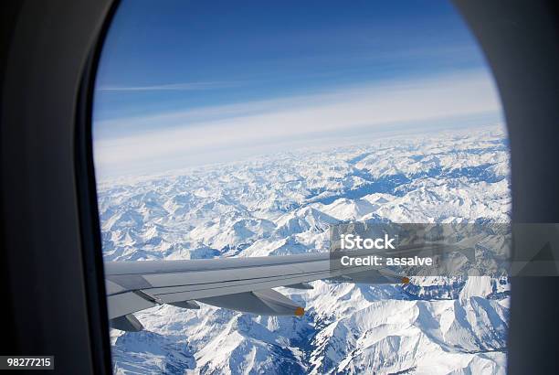 Photo libre de droit de Regarder Par La Fenêtre De Vol Sur Les Montagnes Des Alpes banque d'images et plus d'images libres de droit de Avion