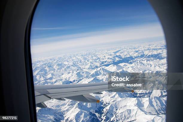 Olhar Através Da Janela Em Voo Sobre Os Alpes Snowcovered - Fotografias de stock e mais imagens de Avião