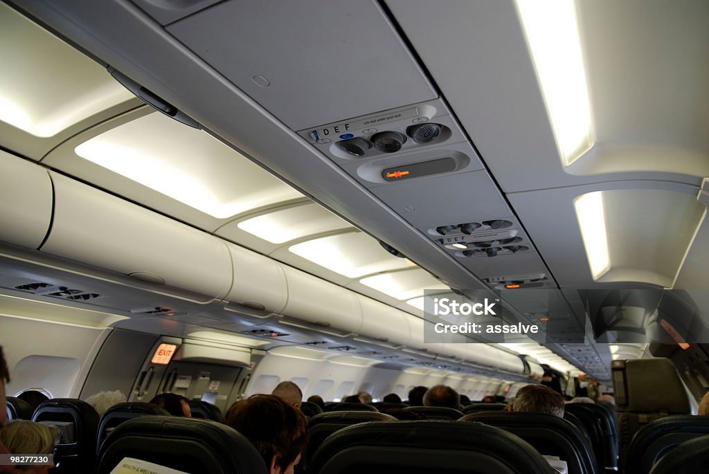 Внутри самолет, прежде чем начать - Стоковые фото Вид из-за плеча роялти-фри