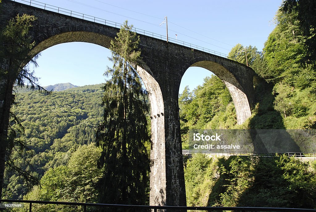 A velha ponte de pedra - Foto de stock de Alpes europeus royalty-free