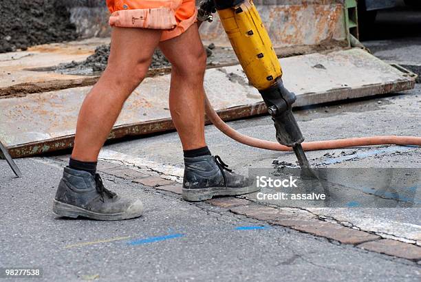 Roadman Con Taladradora Neumática En Roadworks Foto de stock y más banco de imágenes de Adulto - Adulto, Adulto de mediana edad, Adulto joven