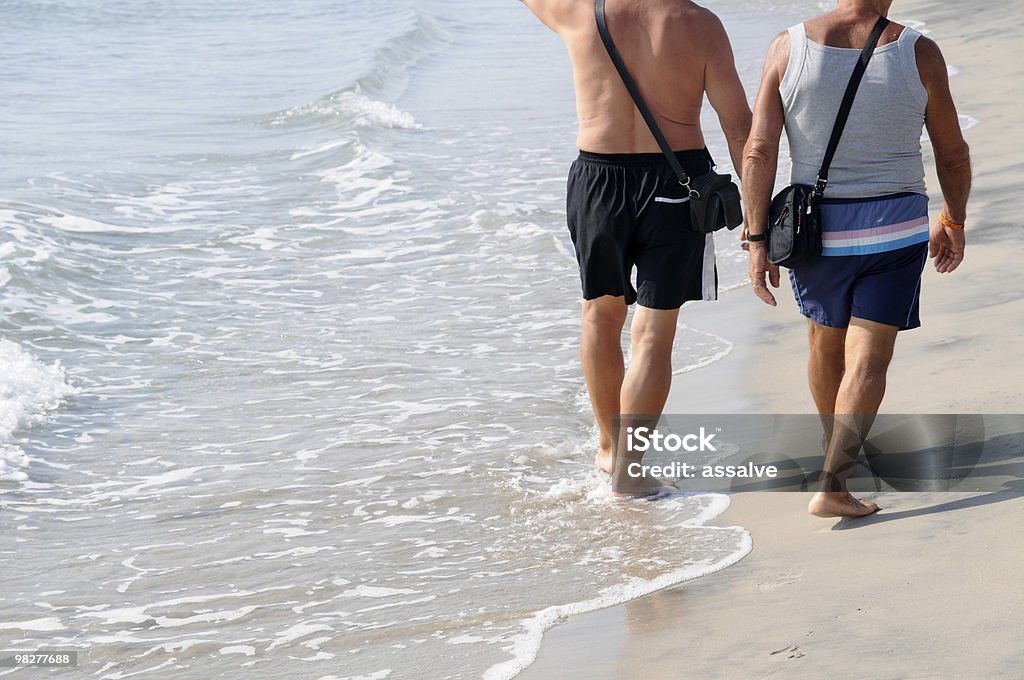 Caminhada na praia - Foto de stock de Duas pessoas royalty-free