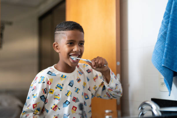 少しは歯を磨くの子供をカット - child brushing human teeth brushing teeth ストックフォトと画像