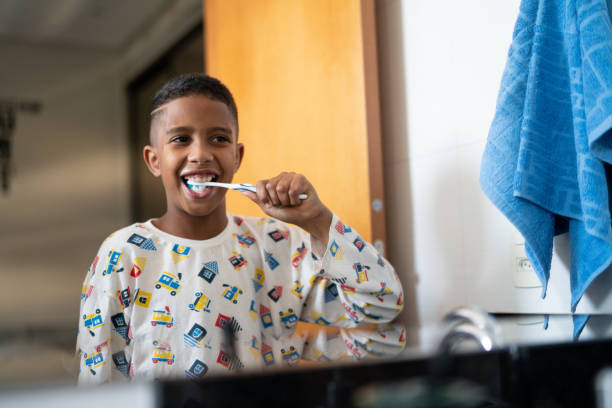 bambino piccolo taglio che lava i denti - child human teeth brushing teeth dental hygiene foto e immagini stock