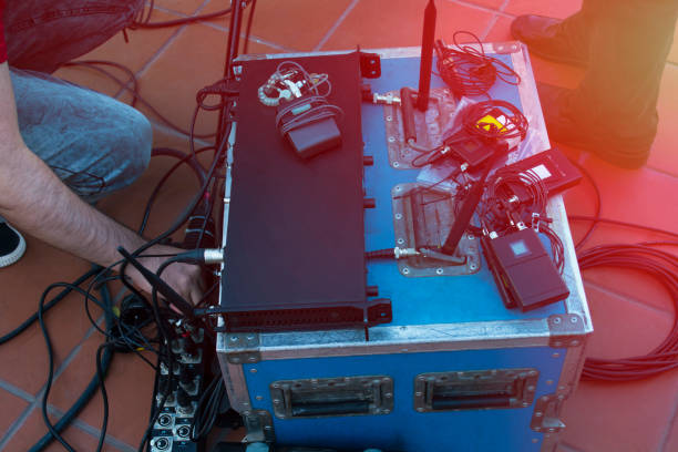 technik dźwięku i techników światła kontrolować koncert muzyki w koncercie. profesjonalny panel kontrolera miksera światła. profesjonalny sprzęt do koncertów. sterowanie oświetleniem scenicznym. mikser dźwięku do regulacji ręcznej - music recording studio sound recording equipment audio equipment zdjęcia i obrazy z banku zdjęć