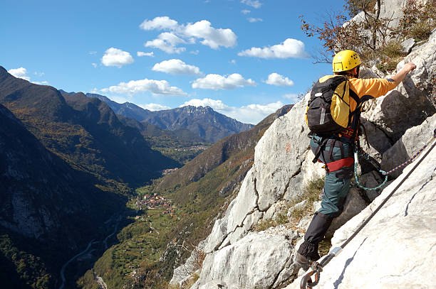 mujer es ascendente mediante ferrata la montaña - 4549 fotografías e imágenes de stock